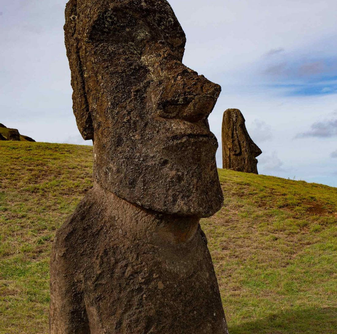 moai-statues-of-ranu-raraku-easter-island-chile-HCPKW7E.jpg